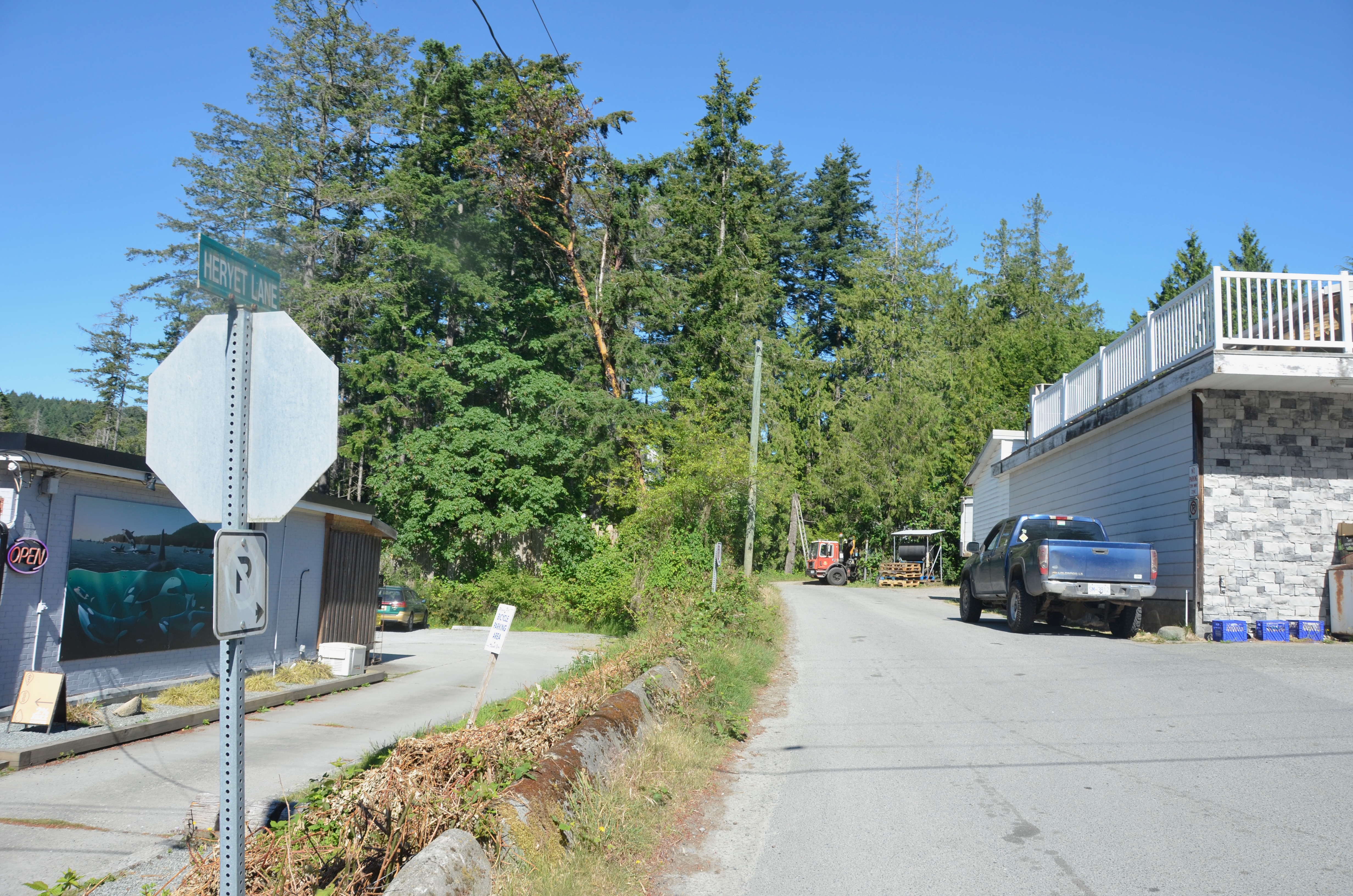 Take the turning to Heryet Lane, found between the petrol station and the bakery.